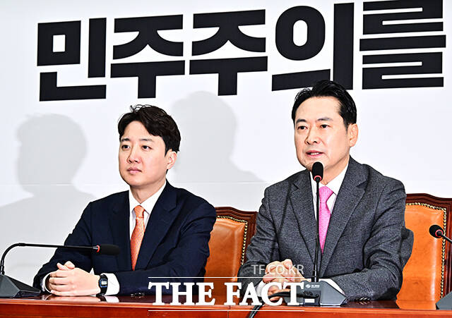 국민의힘이 윤석열 리스크를 정리하지 못하는 사이, 개혁신당의 보수 대안 세력 부상 가능성에 관심이 쏠린다. 사진은 이준석 개혁신당 대표와 장동혁 국민의힘 대표. /배정한 기자