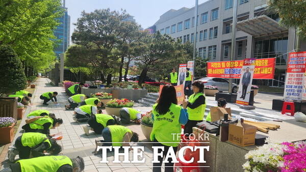 대전시 중앙로지하상가 상인들이 지난해 4월 대전시청 북문 앞에서 집회를 열고 대전시를 향해 장례퍼포먼스를 진행하고 있는 모습. /정예준 기자