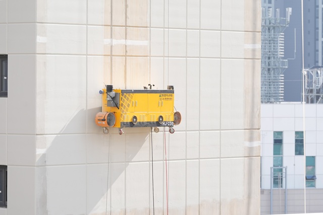 현대엔지니어링은 도장전문업체 제이투이앤씨와 공동 개발한 외벽도장로봇 기술이 국토교통부 건설신기술 1042호로 지정됐다고 20일 밝혔다. /현대엔지니어링