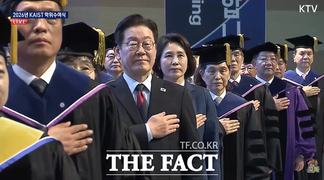 이재명 대통령이 20일 오후 대전 한국과학기술원(KAIST) 본원에서 열린 학위수여식에서 국민의례를 하고 있다. /KTV 유튜브