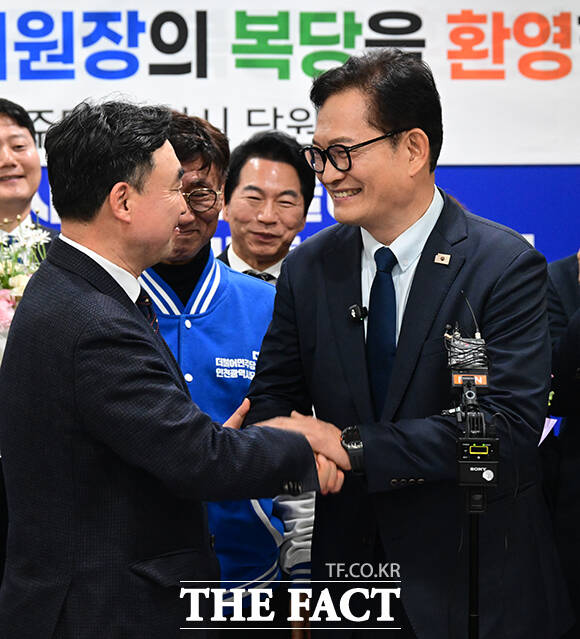 인천광역시장 출마 의사를 밝힌 박찬대 의원(가운데)과 송영길 전 대표(왼쪽)가 대화하고 있다. 오른쪽은 인천시장 후보 자리를 두고 민주당에서 경선을 앞둔 김교흥 의원.