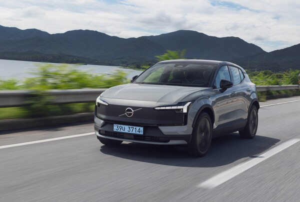 볼보자동차코리아가 전기 SUV EX30과 EX30 Cross Country(EX30CC) 판매 가격을 오는 3월 1일부로 인하한다. 사진은 EX30CC. /볼보자동차코리아