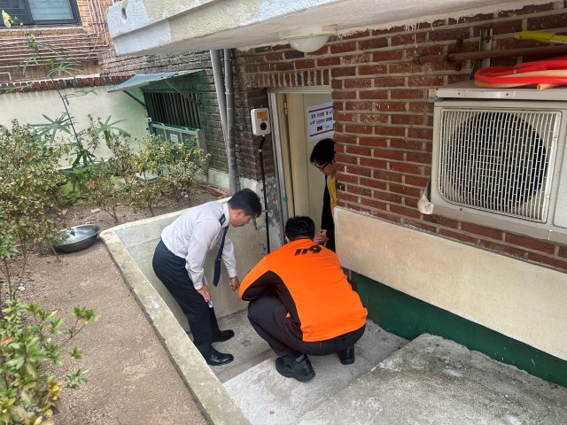 서울시는 23일 오전 10시 40분 서울시청 대회의실에서 복지사각지대 발굴과 약자동행 가치를 실천한 우수 자치구를 시상하고 사업 성과를 확산하는 '약자동행 사례 공유회'를 개최한다고 밝혔다. 침수 취약가구에 119 자동신고 시스템을 구축한 종로구의 '지하주택 119연계 비상벨' 사업이 최우수상에 선정됐다. /서울시