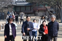  한낮 초봄 날씨 속…창덕궁 찾은 관광객들 [TF사진관]