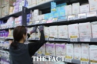  [비즈토크<상>] 李 불호령에 화답한 대형마트…'반값 생리대·990원 도시락' 쏟아져