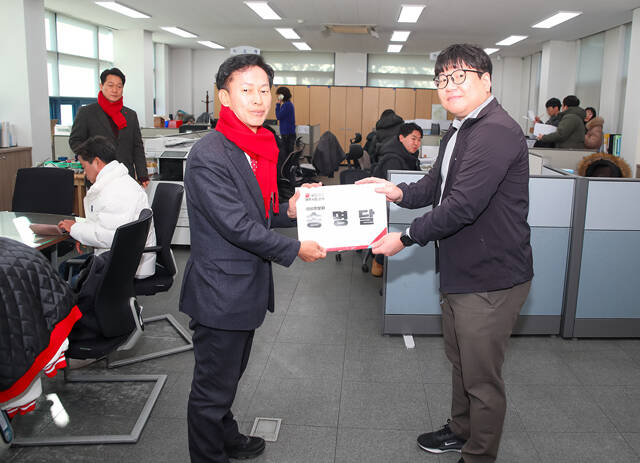 송명달 전 해양수산부 차관이 20일 영주시선거관리위원회를 찾아 영주시장 예비후보로 공식 등록하고 있다. /새영주정책연구소