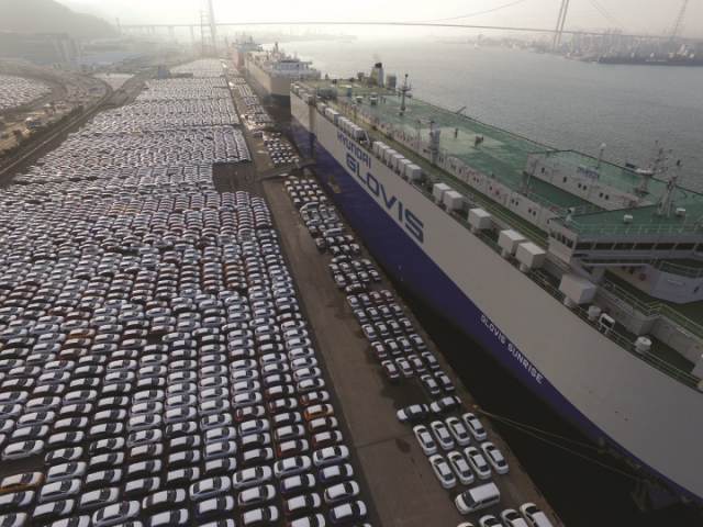 미국 연방대법원이 IEEPA를 근거로 한 미국 관세 정책을 무효화하면서, 글로벌 무역 불확실성이 커졌다는 평가가 나온다. 현대글로비스의 자동차운반선과 선적을 기다리고 있는 차량들. /현대글로비스