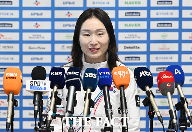 한국 쇼트트랙 간판 최민정(성남시청)이 2026 밀라노·코르티나담페초 동계올림픽을 끝으로 올림픽 도전을 마무리하겠다는 뜻을 밝힌 가운데 대회를 앞두고 그의 어머니가 건넨 편지가 화제다. /박헌우 기자