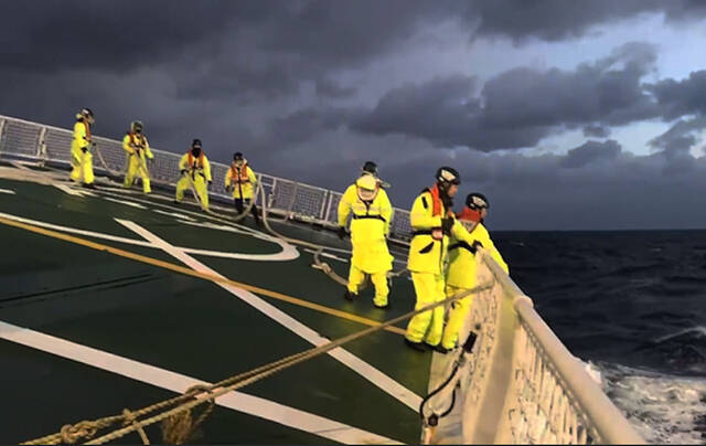 동해해경이 풍랑경보발효중 조난된 원거리 작업선을 예인중이다. /동해해경