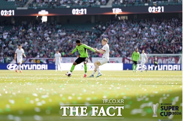 2026시즌 정규리그 개막을 정확히 일주일 앞두고 21일 전주월드컵경기장에서 열린 '쿠팡플레이 K리그 슈퍼컵 2026'은 월드컵 시즌의 성공적 출발을 알리는, 완벽에 가까운 프롤로그였다./전주월드컵경기장=K리그