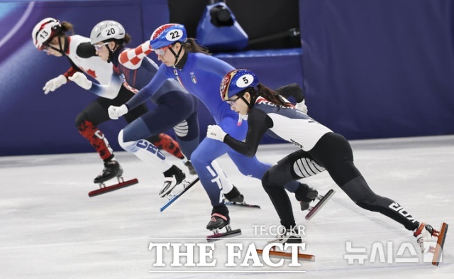한국 여자 쇼트트랙 대표팀이 2026 밀라노·코르티나담페초 동계올림픽을 끝으로 '마지막 올림픽'을 선언한 주장 최민정(성남시청)을 향해