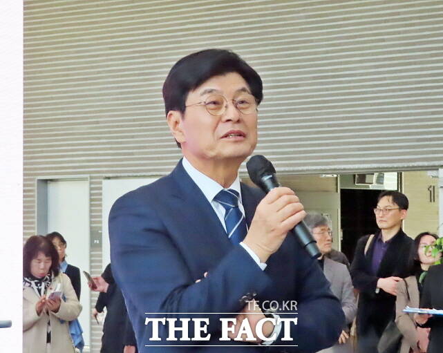 이춘희 전 세종시장이 21일 세종시 집현동 공동캠퍼스 도서관에서 저서 세종시 대한민국의 중심이 되다 출판기념회를 열고 책소개를 하고 있다. /김형중 기자