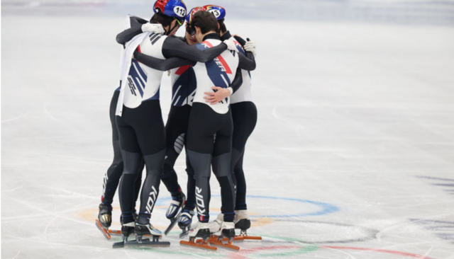 한국 남자 쇼트트랙 대표팀이 2026 밀라노·코르티나담페초 동계올림픽 남자 5000m 계주에서 은메달을 땄다. 20년 만에 정상 탈환은 다음으로 미뤘다. /뉴시스