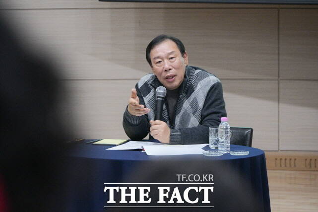 최민호 세종시장이 22일 보람동 행복누림터 2층 다목적 강당에서 열린 찾아가는 현장소통 행사에서 치어리딩 꿈나무인 어린이들을 격려·응원하고 있다. /세종시