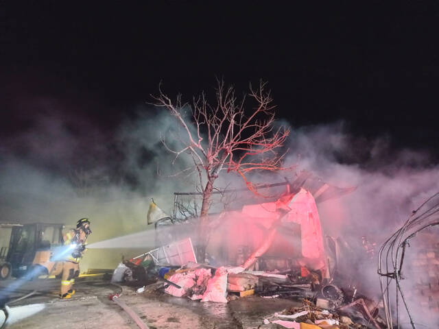 21일 오후 11시 49분쯤 구미시 해평면 낙산리의 한 비닐하우스 인근 농작물에서 불이 나 소방당국이 진화에 나섰다. /경북소방본부