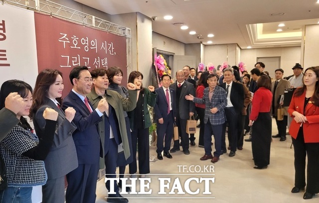 주호영 국회 부의장(왼쪽에서 세 번째)이 22일 출판기념회에서 참석자들과 기념 사진을 찍고 있다. /박병선 기자