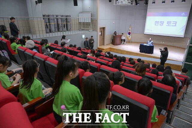 최민호 세종시장이 22일 보람동 행복누림터 2층 다목적 강당에서 열린 찾아가는 현장소통을 열고 있다. /세종시