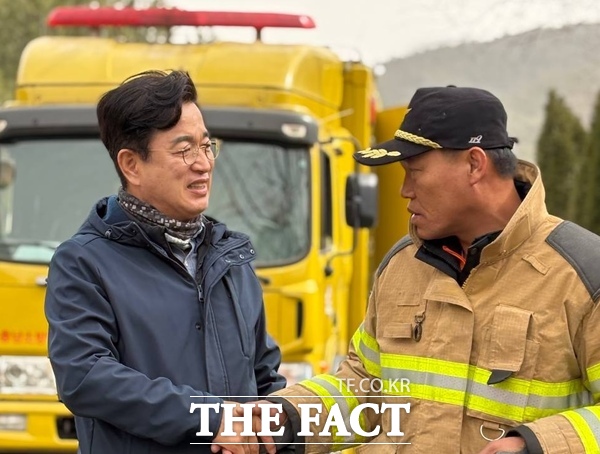 허태정 대전시장 예비후보가 22일 충남 예산 산불 현장을 찾아 도민의 안전을 살피고 진화 인력들을 격려하고 있다. /허태정 예비후보