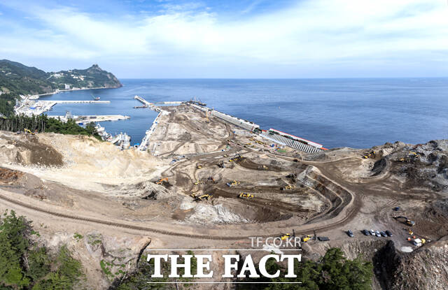 오는 2028년 개항을 목표로 2월 현재 공정률 72.4% 를 보이고 있는 울릉공항 공사 현장 /울릉군