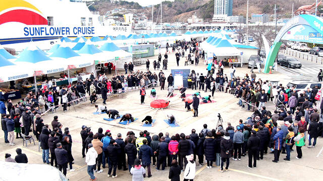 게 줄 당기기에는 많은 관객들에게 볼거리를 제공했다. /울진군