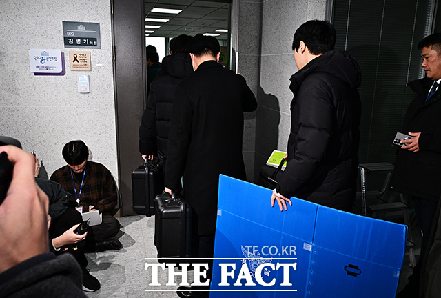 경찰이 지난달 14일 김 의원의 자택과 의원실 등 6곳 압수수색도 실시했다. 사진은 경찰이 지난달 14일 서울 여의도 국회 의원회관 김병기 의원실을 압수수색하고 있는 모습. /국회=배정한 기자