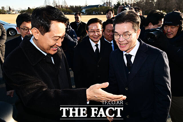 오세훈 서울시장(왼쪽)과 정원오 성동구청장이 새해 첫 날인 1일 오전 서울 동작구 국립서울현충원에서 인사를 하고 있다. /배정한 기자