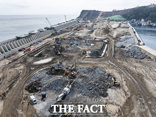 오는 2028년 개항을 목표로 2월 현재 공정률 72.4% 를 보이고 있는 울릉공항 공사 현장. /울릉군
