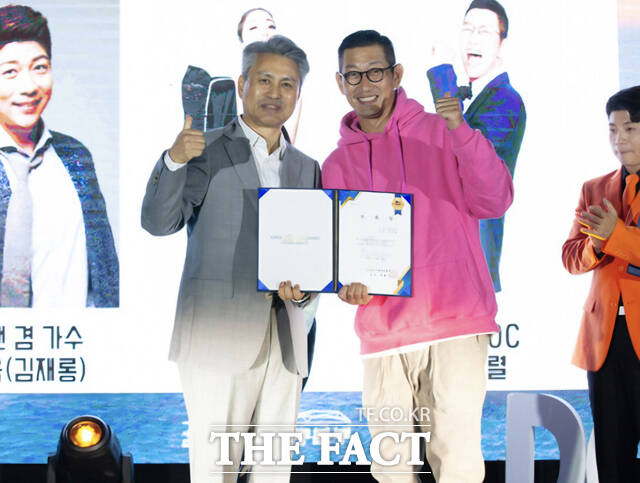 독도홍보대사로 위촉받고 있는 가수 김창열(오른쪽) 씨. /독도사랑운동본부