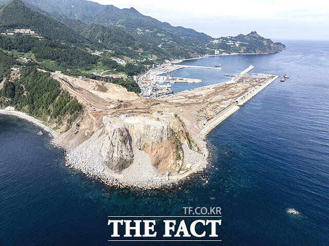 오는 2028년 개항을 목표로 2월현재 공정률 72.4% 를 보이고 있는 울릉공항 공사 현장. /울릉군