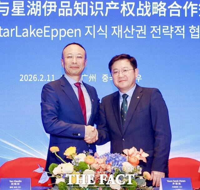 CJ제일제당이 중국 싱후이핀에 라이신 균주 및 발효 공정 기술을 독점 라이선스로 제공하는 기술 수출 계약을 체결했다. 왼쪽부터 엔 샤오린 싱후이핀 대표, 윤석환 CJ제일제당 대표. /CJ제일제당