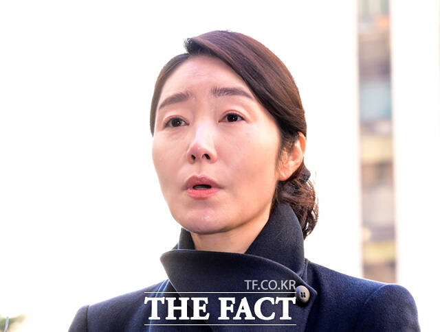 '공천헌금' 1억원을 수수한 혐의를 받는 강선우 무소속 의원이 지난달 20일 서울 마포구 서울경찰청 공공범죄수사대에 피의자 신분으로 출석하며 입장을 밝히고 있다. /이새롬 기자