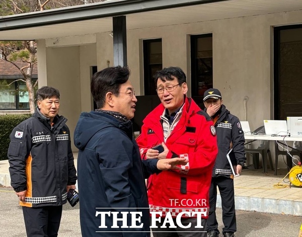 허태정 대전시장 예비후보가 22일 충남 예산 산불 현장을 찾아 도민의 안전을 살피고 진화 인력들을 격려하고 있다. /허태정 예비후보