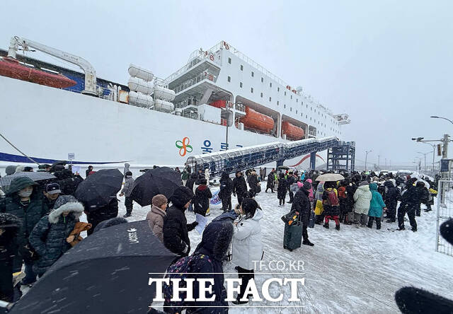 한겨울 폭설이 내리는 가운데 울릉도 설경을 감상하려는 관광객들이 늘어나고 있다. /독자 제공