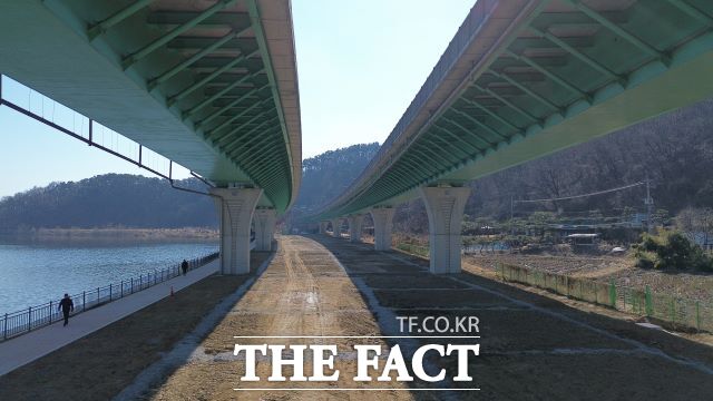 용인 기흥저수지에 신설된 수변 산책로. /용인시