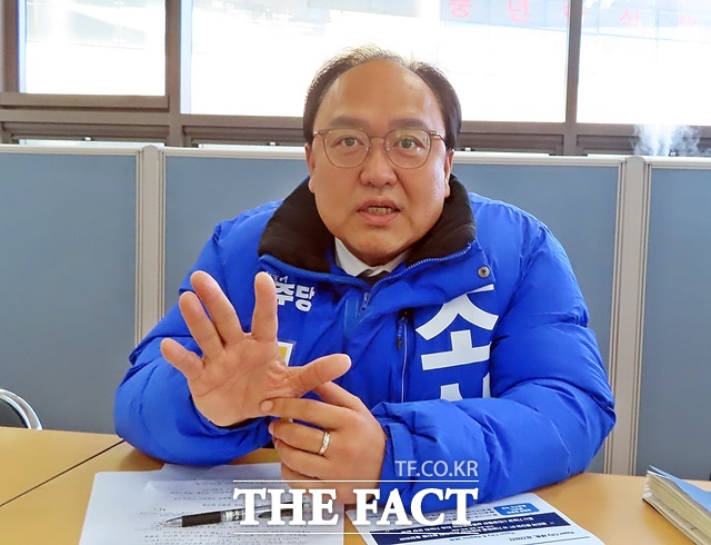 조상호 예비후보가 지난20일 자신의 선거사무소에서 <더팩트> 인터뷰에 답변하고 있다. /김형중 기자