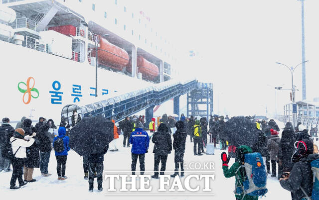 한겨울 폭설이 내리는 가운데 울릉도 설경을 감상하려는 관광객들이 늘어나고 있다. /독자제공