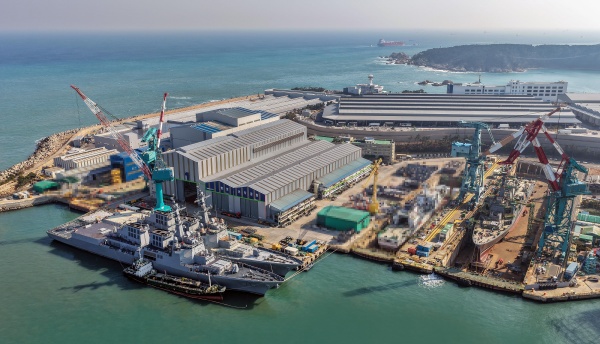 HD현대중공업 울산 조선소에 집결한 최신예 이지스 구축함 1~3번함 '정조대왕함·다산정약용함·대호김종서함'의 모습. /HD현대중공업