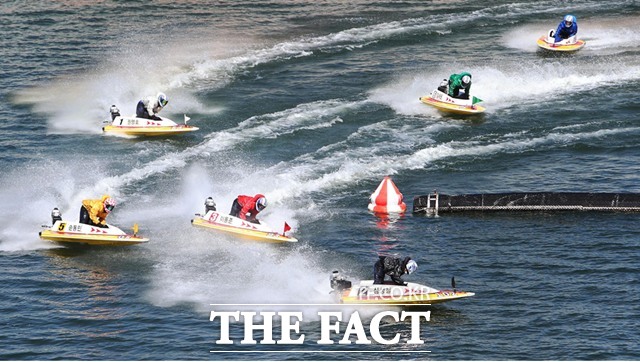 미사경정장에서 출전 선수들이 2턴마크에서 경합을 벌이고 있다./국민체육진흥공단