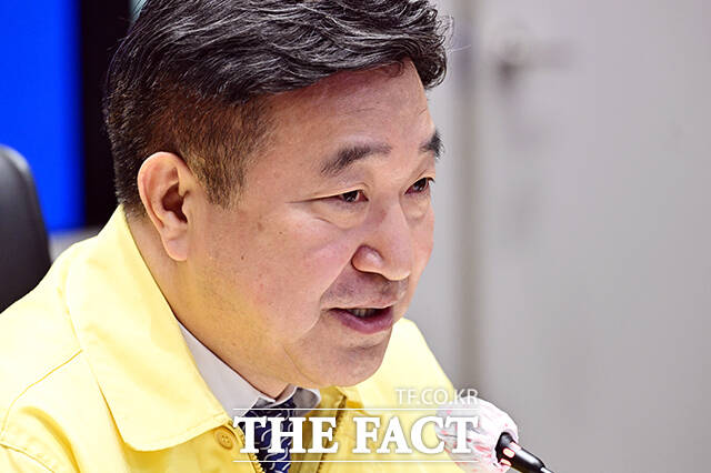 윤호중 행정안전부 장관이 23일 오전 서울 종로구 정부서울청사 서울상황센터에서 열린 경남 함양 등 산불 대응상황 점검회의에 참석해 모두발언을 하고 있다. /임영무 기자