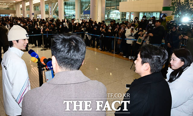 2026 밀라노·코르티나담페초 동계올림픽 일정을 마친 한국 피겨스케이팅 남자 싱글 간판 차준환(서울시청)이 23일 인천국제공항으로 귀국해 김진서 코치로부터 꽃다발을 받고 있다.