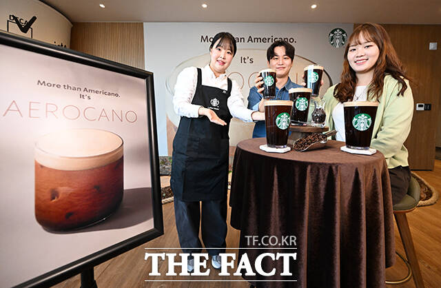바리스타와 모델들이 23일 오전 서울 용산구 스타벅스 아카데미 센터에서 열린 ‘스타벅스 에어로카노(Aerocano) 출시 기념 사진 행사에서 제품을 선보이고 있다. /서예원 기자