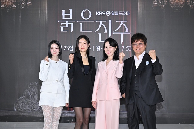 배우 남상지 박진희 김희정 최재성(왼쪽부터)이 KBS2 새 일일드라마 '붉은 진주'로 호흡을 맞춘다. /KBS2