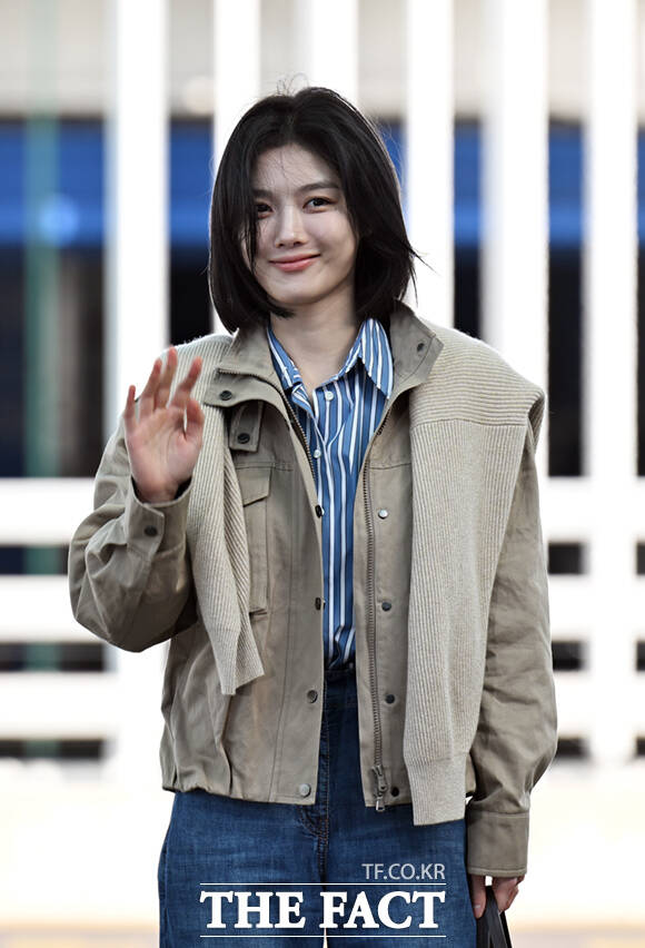 배우 김유정이 23일 오전 브루넬로 쿠치넬리 가을겨울 여성 프레젠테이션 참석을 위해 인천국제공항에서 밀라노로 출국하며 손하트를 하고 있다. /인천국제공항=이새롬 기자