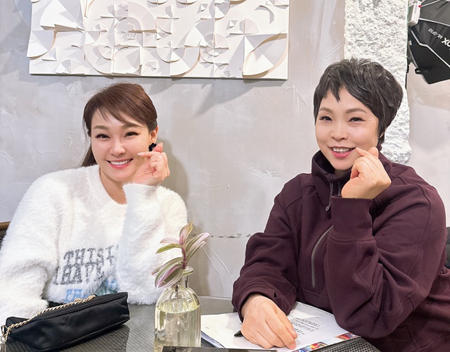 가요계에서 '박자매'로 통하는 가수 박주희와 국내 가요교실 으뜸 강사로 손꼽히는 박미현이 23일 오전 방송된 KBS1 '아침마당, 명불허전' 코너에 동반 출연해 환상의 호흡과 진한 의리를 과시하며 시청자들의 공감대를 끌어냈다. /박미현 SNS