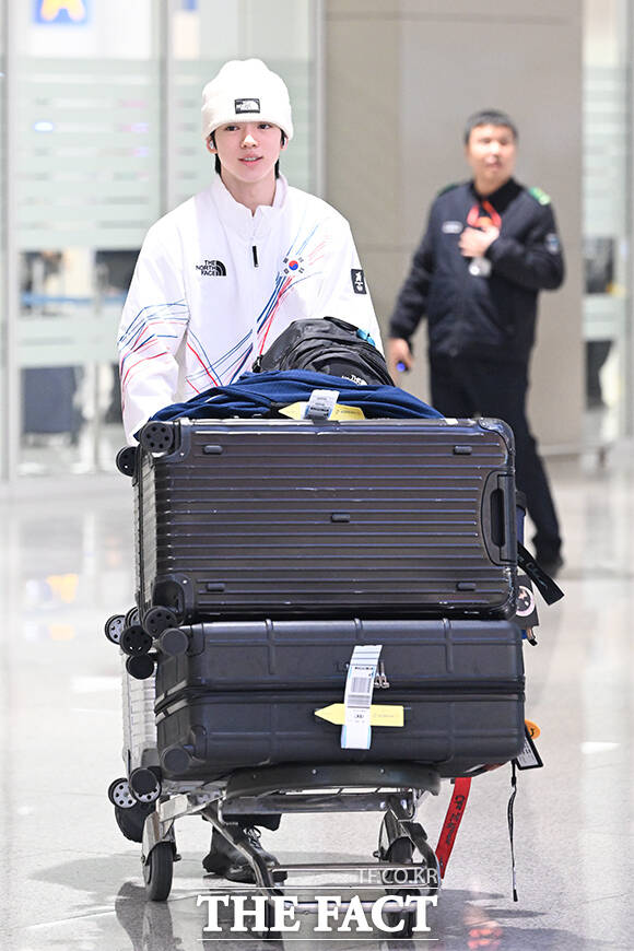 2026 밀라노·코르티나담페초 동계올림픽에서 피겨스케이팅 종목에 출전한 차준환이 23일 인천국제공항을 통해 귀국하고 있다. /인천국제공항=김성렬 인턴기자