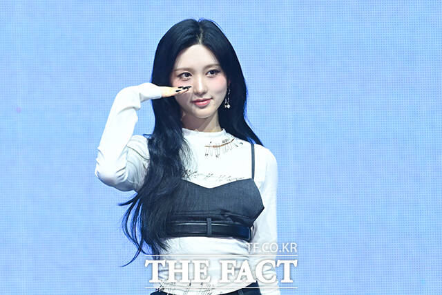 그룹 아이브의 레이와 가을, 장원영, 안유진, 이서, 리즈(왼쪽부터)가 23일 오후 서울 광진구 예스24 라이브홀에서 열린 정규 2집 ‘REVIVE+(리바이브 플러스)’ 발매 기념 미디어 쇼케이스에 참석해 포즈를 취하고 있다. /서예원 기자