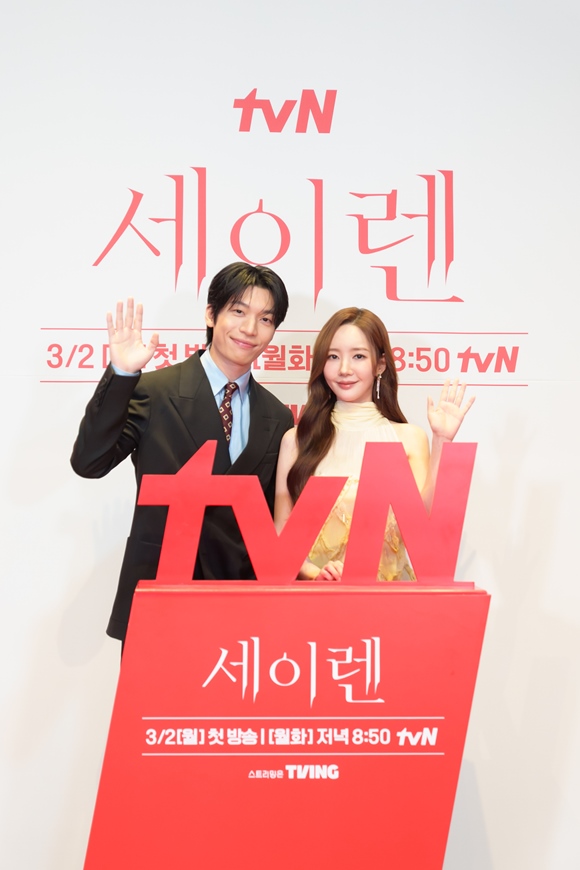 배우 위하준(왼쪽)과 박민영이 tvN 새 월화드라마 '세이렌'을 통해 서로를 경계하면서도 끌리는 로맨스 스릴러의 정수를 보여줄 예정이다. /tvN