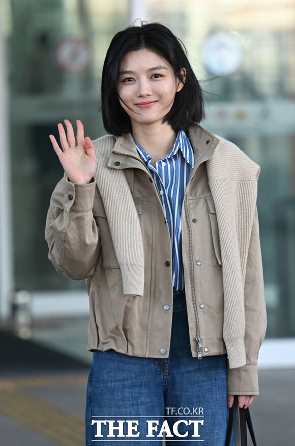 배우 김유정이 23일 오전 브루넬로 쿠치넬리 가을겨울 여성 프레젠테이션 참석을 위해 인천국제공항에서 밀라노로 출국하며 손하트를 하고 있다. /인천국제공항=이새롬 기자