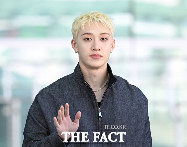 스트레이키즈 방찬이 23일 오전 밀라노 패션 위크 펜디 FW26 쇼 참석을 위해 인천국제공항에서 밀라노로 출국하며 인사하고 있다. /인천국제공항=이새롬 기자