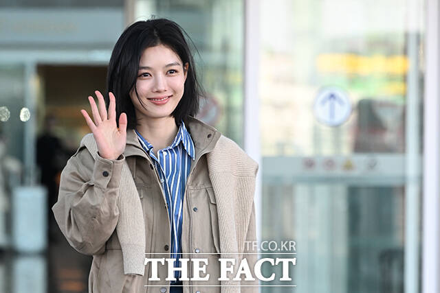 배우 김유정이 '브루넬로 쿠치넬리 26 FW 여성 프레젠테이션' 참석 차 23일 오전 인천국제공항을 통해 이탈리아 밀라노 출국 중 팬들에게 인사하고 있다. /김성렬 인턴기자